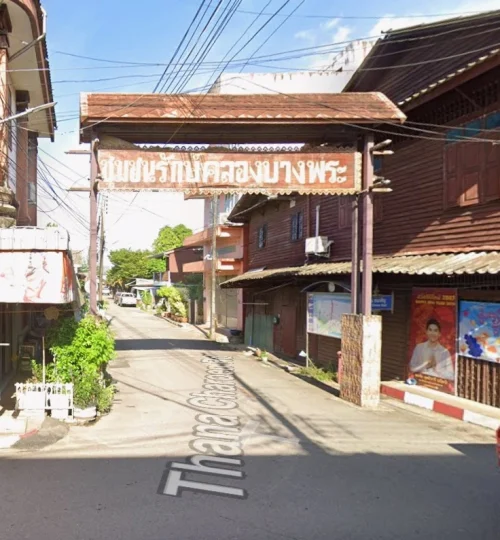 260605 ปากทางเข้าโรงแรมตราด 101 ป้ายชุมชนรักษ์คลองบางพระ ถนนธนเจริญ Entrance of Trat 101 Hotel 01