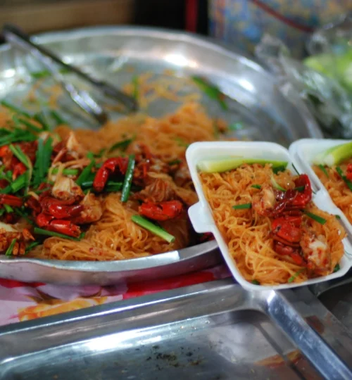 ก๋วยเตี๋ยวผัดปู ร้านในตลาดไร่รั้ง