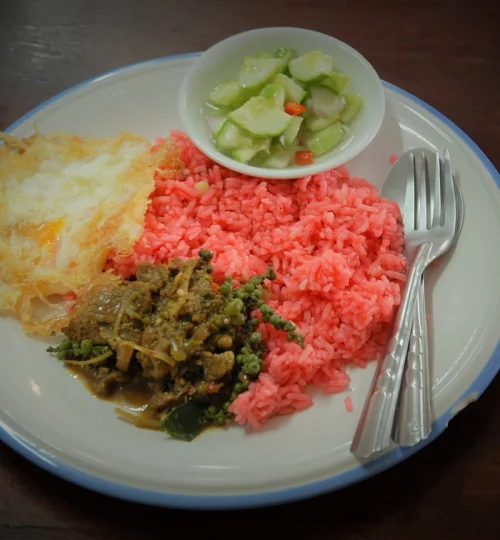ข้าวผัดสีชมพูกับแกงป่า ร้านครัวขันทอง