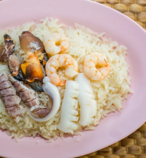 ข้าวมันไก่หน้าซีฟู้ด ร้านก๋วยเตี๋ยวต้มยำริมเขื่อน
